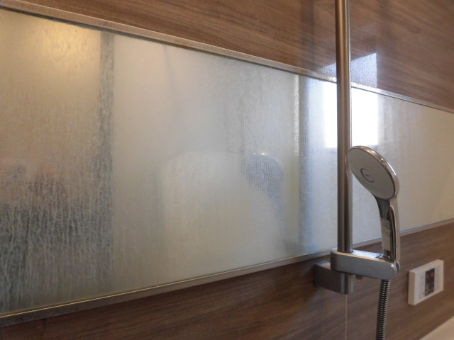 浴室の鏡の水垢落とし